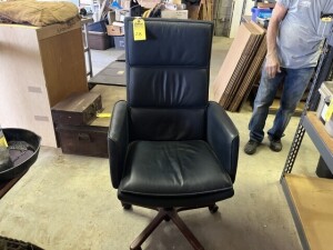 BLACK JUNIOR EXECUTIVE CHAIR