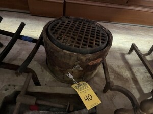 CAST IRON SETS - 1- POT WITH GRID / 1- BIN WITH SMALL PARTS