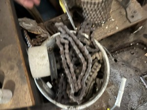 LOT CHAIN WITH BUCKET & STAND