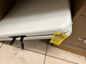 FOLDING TABLE