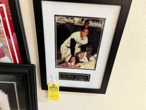 FRAMED AUTOGRAPHED PICTURE - WILLIE MAYS - 19X17