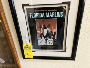 AUTOGRAPHED MAGAZINE - EDGAR RENTERIA - 1997 WORLD CHAMPION (CERTIFICATE OF AUTHENTICITY)