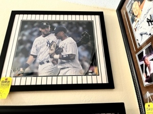 AUTOGRAPHED PICTURE - DERRECK JETER (WITH CERTIFICATION OF AUTHENTICITY)