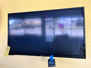 INSIGNIA NS39D310NA 39'' FLAT SCREEN TELEVISION WITH EXTENDABLE MOUNT