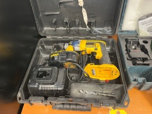 DEWALT DC926 YRP 1/2'' DRILL, DRIVER, HAMMER DRILL, 2 BATTERIES & CHARGER IN CASE - 18V