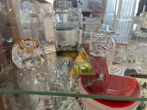 ASSORTED GLASS MEMORABILIA