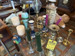 ASSORTED CANDLES, CANDLEHOLDERS, LAMPS, ETC