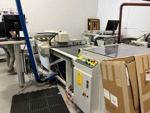 ESKO KONGSBERG i-XE CUTTING TABLE WITH COMPUTER & BLOWER - SERIAL No. 80-6173