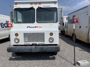 2003 WORKHORSE P700 STEP VAN - VIN No. 5B4KP42Y533363367 - WHITE - AUTOMATIC - CLOTH SEATS - 2 DOOR - V8 ENGINE - NEW TIRES - FOLDING SHELVES - DIAMOND PLATE INTERIOR DECK - ROLL-UP DOOR - REAR CAMERA - AVERAGE EXTERIOR / BODY - DOES NOT START - CORROSIO