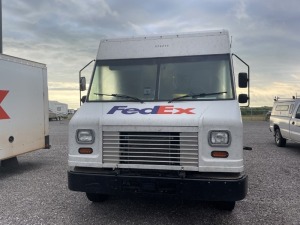 2021 FORD P1000 STEP VAN - VIN No. 1F64F5KN0M0A11773 - WHITE AUTOMATIC - CLOTH SEATS - 2 DOOR - GASOLINE ENGINE - CRUISE CONTROL - ALUMINUM BODY - ALUMINUM FOLD-UP RACKS - LOCKING DIVIDER DOOR - ROLL-UP REAR DOOR - GOOD EXTERIOR / BODY - TIRES IN GOOD CON