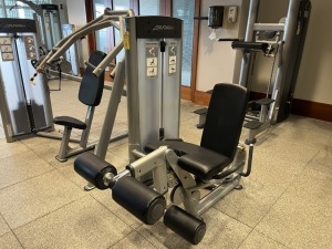 LIFE FITNESS LEG EXTENSION / LEG CURL