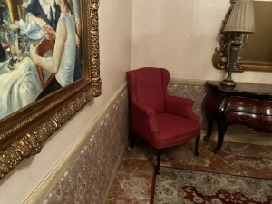 LOT SUITE - 1- MIRROR / 1- BOMBAY TABLE / 2- LAMPS / 1- LOVE SEAT / 1- WALL TABLE / 2- UPHOLSTERED ARM CHAIRS / 1- ORIENTAL RUG (5x7)