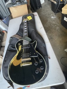 GIBSON LES PAUL CUSTOM ELECTRIC GUITAR WITH MOTHER OF PEARL INSERTS ON NECK, LEATHER STRAP & SOFT CASE - SERIAL No. 017160567 (VERY GOOD CONDITION)