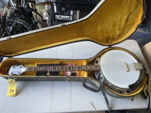 HOYER BANJO WITH STRINGS & HARD CASE (NEEDS CLEANING / GOOD CONDITION)