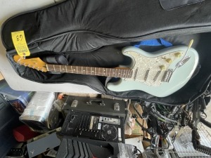 FENDER SQUIER STRATOCASTER ELECTRIC GUITAR WITH CLOTH STRAP & SEAGULL SOFT CASE - SERIAL No. CS11177493 (GOOD TO VERY GOOD CONDITION)