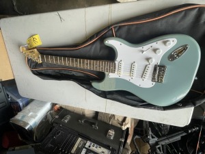 FENDER SQUIER STRATOCASTER ELECTRIC GUITAR WITH SOFT CASE - SERIAL No. 1CSG20001523 (VERY GOOD CONDITION)