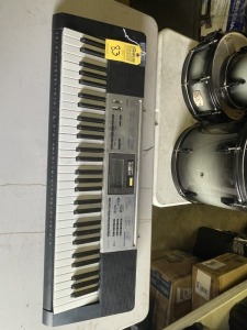 CASIO LK175 BATTERY OPERATED KEYBOARD (SOME DISCOLORATION ON PANEL & GLASS / FAIR CONDITION)