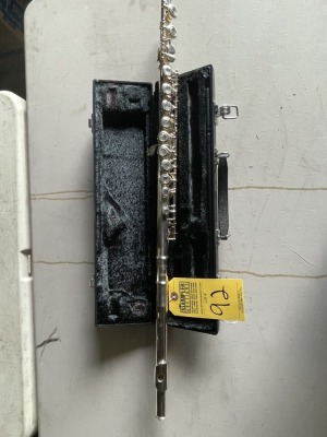 YAMAHA 3-PIECE FLUTE WITH HARD CASE (LIKE NEW CONDITION)