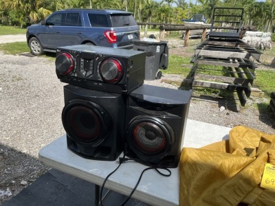 LG CJ45 EXTREME POWER PARTY SYSTEM - 2 SPEAKERS / 1 AMP - 720W RMS / BAG (DENT ON TOP OF AMP) (GOOD CONDITION)