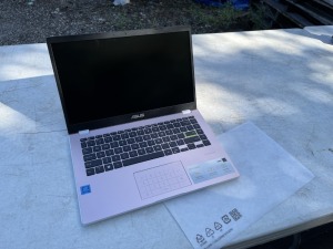 ASUS E410M LAPTOP - INTEL CELERON / SONIC MASTER / LAY FLAT DESIGN / NUMBER PAD / NO ADAPTER (SCRATCHES ON CASE) (GOOD CONDITION)