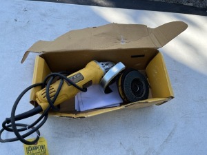 DEWALT DWE4011 CORDED 4 1/2'' ANGLE GRINDER WITH 3 CUT-OFF DISCS IN BOX (VERY GOOD CONDITION)