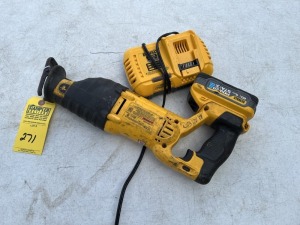 DEWALT DCS381 VARIABLE SPEED RECIPROCATING SAW WITH BATTERY & CHARGER (GOOD CONDITION)