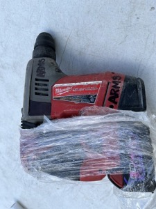 MILWAUKEE 2715-20 1 1/8'' ROTARY HAMMER WITH BATTERY & CHARGER (GOOD CONDITION)