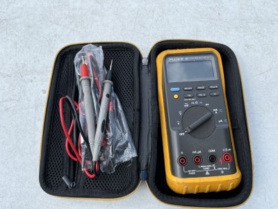 FLUKE 87 TRUE RMS MULTI-METER WITH LEADS & CASE (VERY GOOD CONDITION)