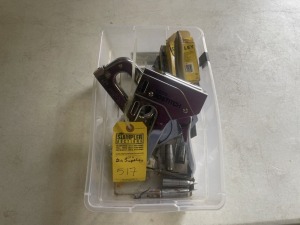 ASSORTED STAPLERS - STANLEY BOSTITCH HEAVY DUTY / ARROW T50 WITH STAPLES (BOTH GOOD CONDITION)