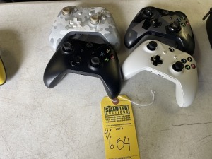 X-BOX WIRELESS CONTROLLERS (2- GOOD CONDITION / 2- FAIR CONDITION)