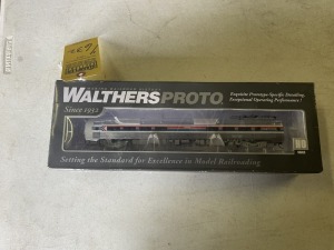 WALTHERS PROTO 861 85' BUDD METROLINER SNACK BAR COACH AMTRAK PHASE 1 (NEW IN BOX)