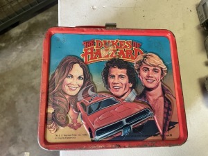 DUKES OF HAZZARD METAL LUNCH BOX WITH THERMOS (SOME SCRATCHES) (GOOD CONDITION)