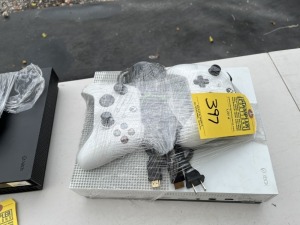 X-BOX 1681 ONE S WITH 2 CONTROLLERS & CORD (GOOD CONDITION)