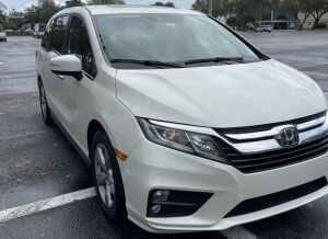 2019 HONDA ODYSSEY EX-L - VIN #5FNRL6H76KB017957 - WHITE - LEATHER SEATS - MOONROOF/SUNROOF - HEATED FRONT SEATS - POWER SLIDING DOORS & TAILGATE - BUILT-IN NAVIGATION SYSTEM - 78,000+ MILES ON ODOMETER ***LOCATED IN BRADENTON, FL***