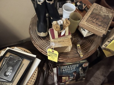 ASSORTED PIECES - HOPALONG CASSIDY WRIST WATCH WITH BOX, WILD BILL HICKOK POCKET KNIFE, HOPALONG CASSIDY BOOK, HOPALONG CASSIDY RADIO, ETC