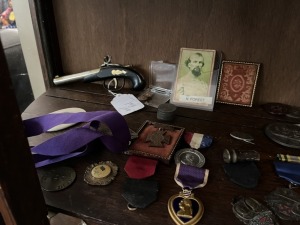 ASSORTED PIECES - PURPLE HEART MEDAL / MILITARY MEMORABILIA