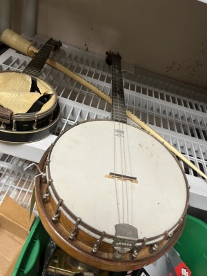 4-STRING BANJO