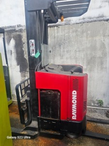 RAYMOND EASIR30TT REACH TRUCK - ELECTRIC / 3,000LB CAPACITY / 3 STAGE / 216'' / SIDE SHIFT / AUTOMATIC / POWER STEERING / BATTERY - SERIAL No. ETD-00-09375 ***Located in Miami, FL***