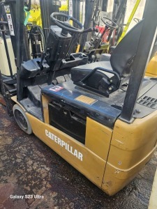 CATERPILLAR ET3000 FORKLIFT - ELECTRIC / 3,000LB CAPACITY / 3 WHEELS / 3 STAGE / SIDE SHIFT / TILT / AUTOMATIC / POWER STEERING / BATTERY - SERIAL No. ETB1200177 ***Located in Miami, FL***