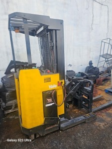 YALE NR040ADNS24TE091 REACH TRUCK - ELECTRIC / 4,000LB CAPACITY / 3 STAGE / 203'' / SIDE SHIFT / AUTOMATIC / POWER STEERING / BATTERY - SERIAL No. B815N04592X ***Located in Miami, FL***