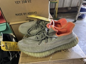 YEEZY - SIZE 5 - GRAY & PEACH