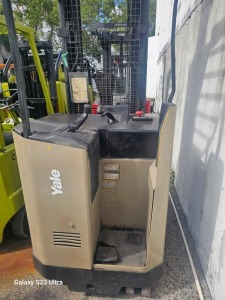 YALE NR040ADNL36TE119 REACH TRUCK - ELECTRIC / 4,000LB CAPACITY / 272'' / SIDE SHIFT / AUTOMATIC / POWER STEERING / BATTERY - SERIAL No. B815N02764W ***Located in Miami, FL***