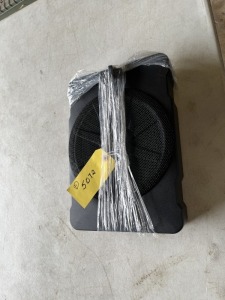 KICKER HIDEAWAY 46H810 SUBWOOFER - 10'' / NO CORDS (GOOD CONDITION) (1128-50)