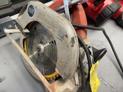 MILWAUKEE 8 1/4'' CORDED CIRCULAR SAW WITH BLADE & GUIDE (GOOD CONDITION)