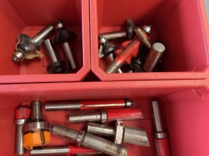 ASSORTED ROUTER BITS IN MILWAUKEE PACKOUT CASE (MOSTLY NEW)