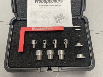 WOODPECKERS DELUXE UNIVERSAL CROSS DOWEL JIG WITH CASE (LIKE NEW CONDITION)