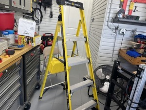 GORILLA FIBERGLASS PLATFORM LADDER - 4' / 300LB CAPACITY (VERY GOOD CONDITION)