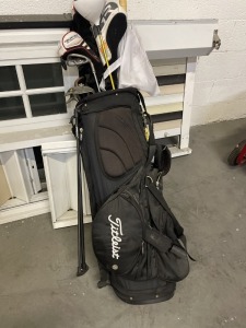 LOT TITLEIST GOLF BAG WITH 16 GOLF CLUBS - TAYLOR MADE BURNER SUPERFAST 2.0 / PING GMAX / RBZ