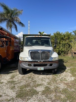 2003 INTERNATIONAL DT-466 FLAT BED TRUCK - VIN #1HTMMAAN03H595110 - STEEL DECK - 122,306 MILES ON ODOMETER (STARTS / RUNS / SEATS TORN) ***TITLED ASSET***ADDITIONAL FEES APPLY FOR TRANSFER TITLE/TAG***