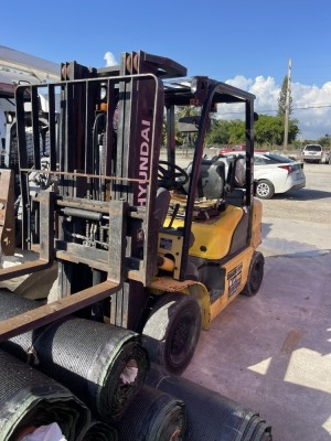 2014 HYUNDAI 25L-7A FORKLIFT - 4,750LB CAPACITY / LPG / 3 STAGE / TILT / SIDE SHIFT (STARTS / RUNS)